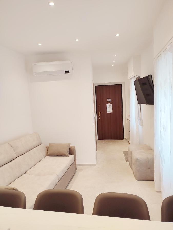 Holiday House Savona Bagian luar foto